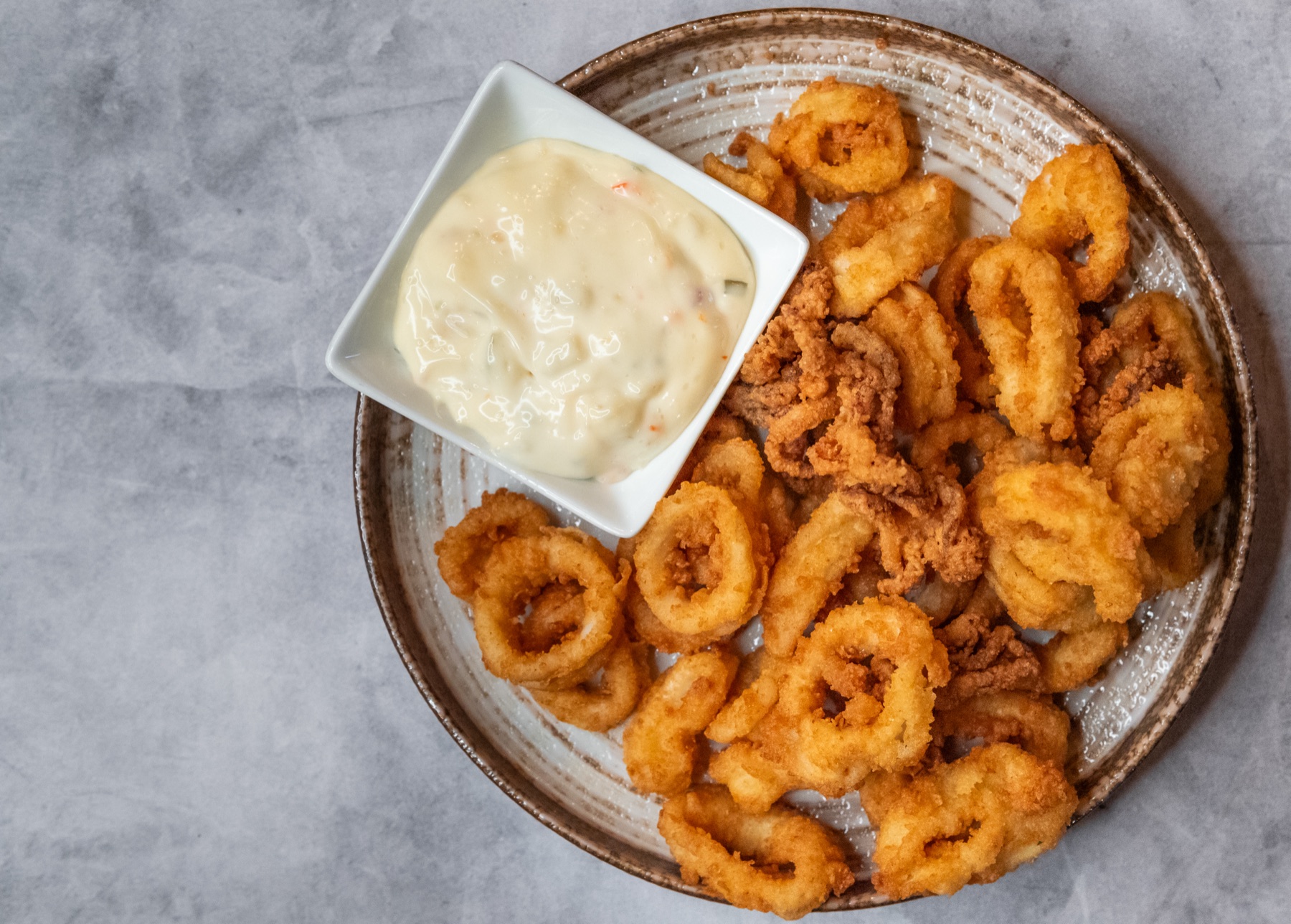 Crispy fried rings with dip