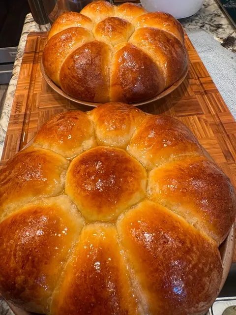 Glazed pull-apart brioche bread wheels